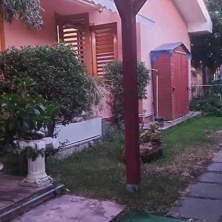 Stanza In Villa Con Giardino Con Box Doccia Idromassaggio Rent A Car Aci Bonaccorsi Exterior foto